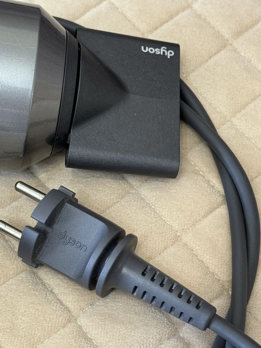 Продаю фен Dyson