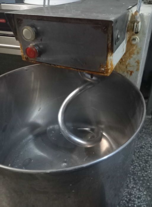 Професионална Тестомесачка 20л трифазна.