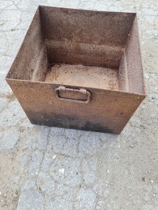 Продавам казан за варене на буркани компоти.