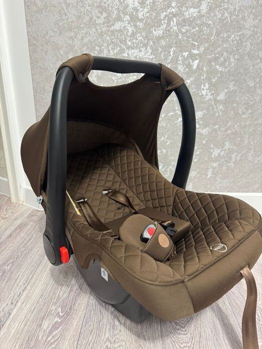 Автокресло коричневого цвета