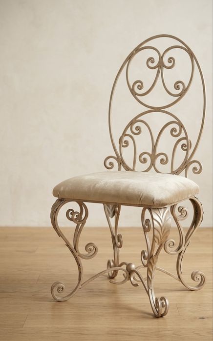 Кованый гарнитур : Зеркало, Столик,Стул.