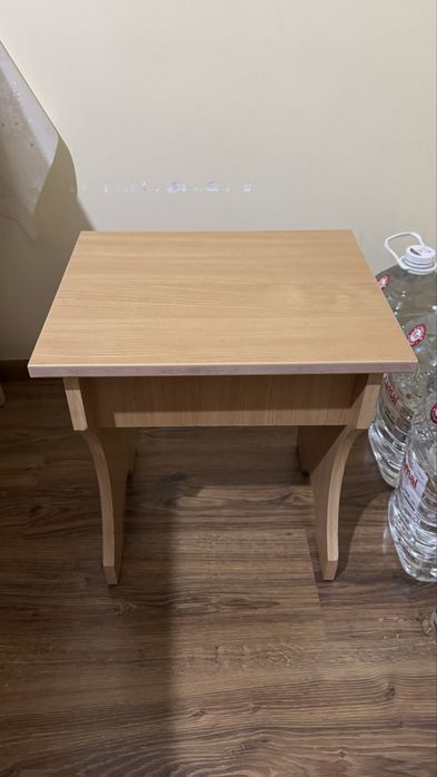 Продам стол и кухонные стулья