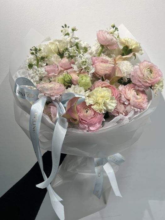 Букет ранункулюсы лилии