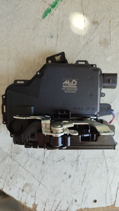 Замок двери задний правый.