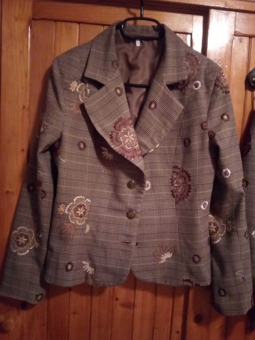 Costum dama din stofa subtire, cu broderie