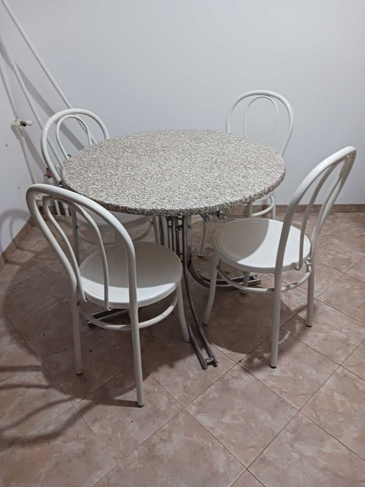 Vand masa cu 4 scaune