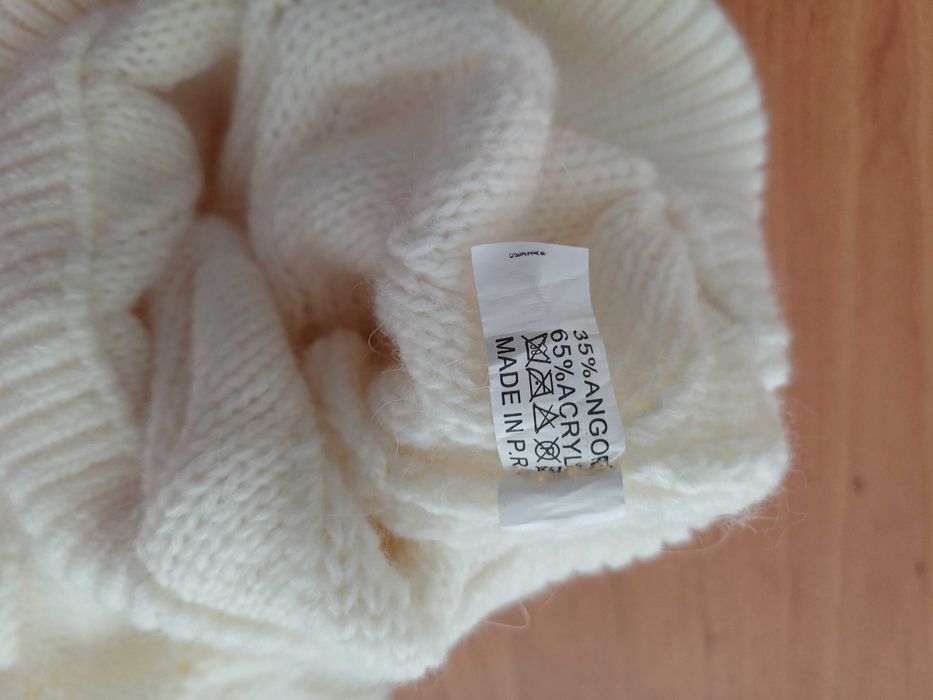 Бяла шапка с 35% ангора