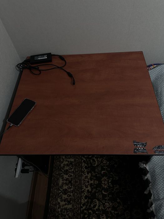 Стол для компьютера в хорошем состояние