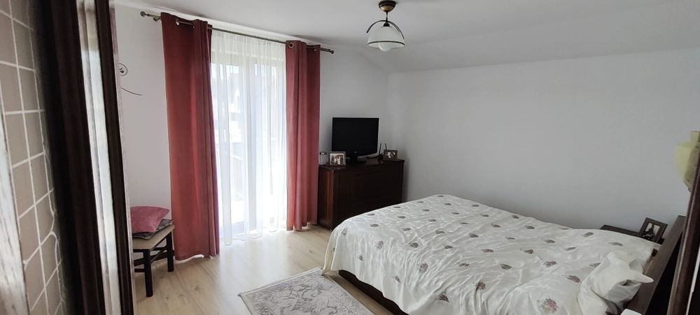 Casă cu teren 2600 mp în Dragomirna – garaj dublu, fotovoltaice,