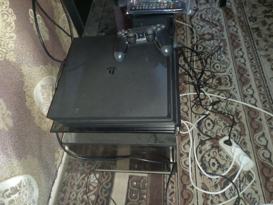 PS4 pro tiniq holati ideal plombasi bor original djoystik bor 2 disk.