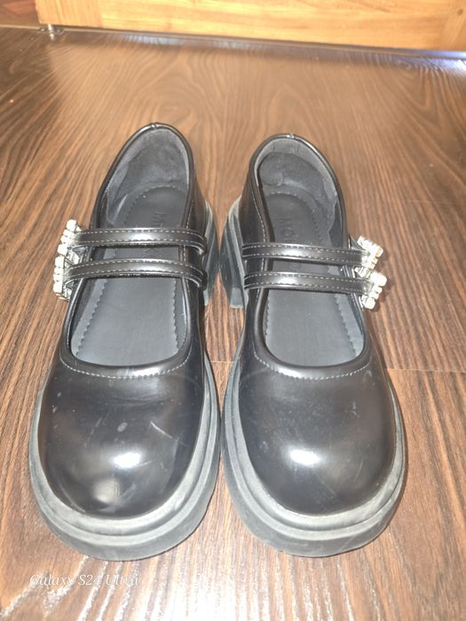 Продам школьные туфли