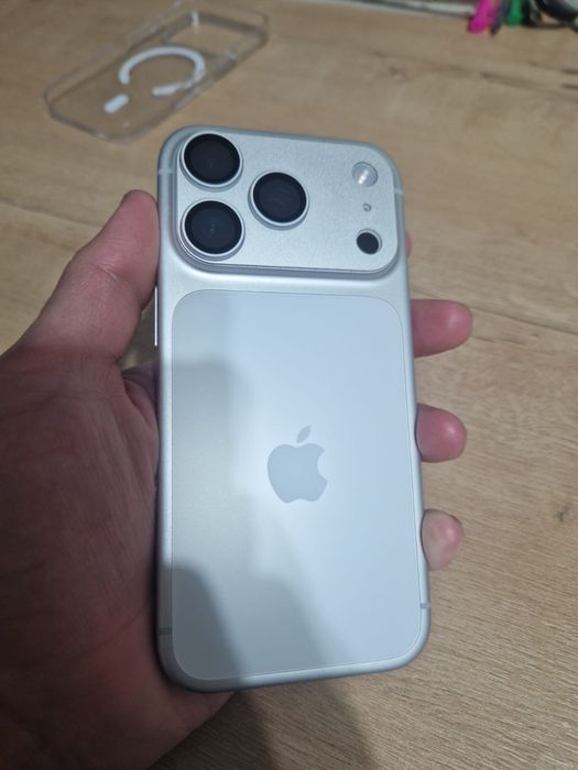 Iphone 17 pro  silver