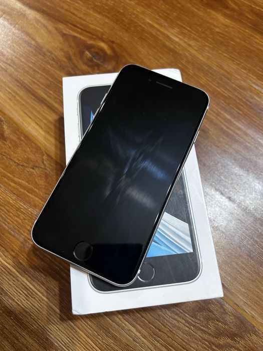 Продам iPhone SE 2020