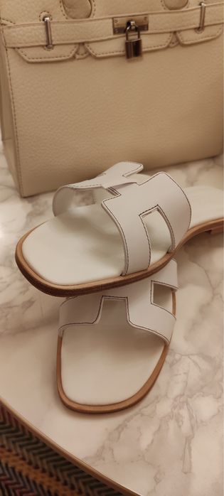Slapi albi piele