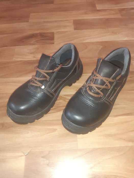 Продам новые ботинки