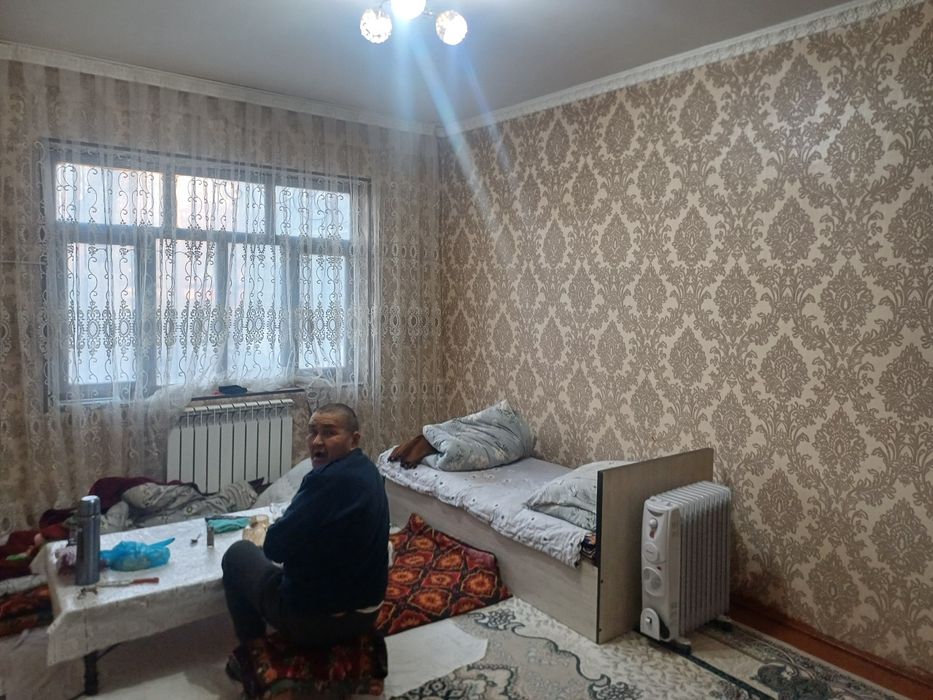 Uy sotiladi 2 xona 3 xona qilinga oshxona balkonda mebellari bilan