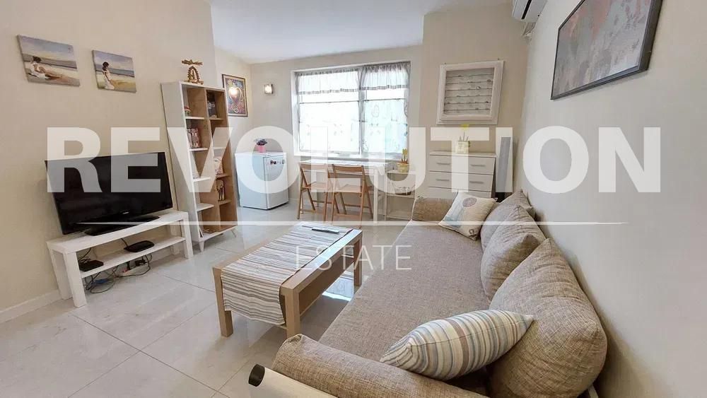 Дава се под наем Тристаен апартамент в Варна, Център - 100 кв.м за 847.62 € - Снимка #3