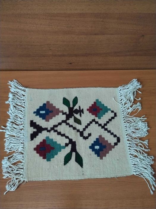 Малко чипровско килимче с ресни