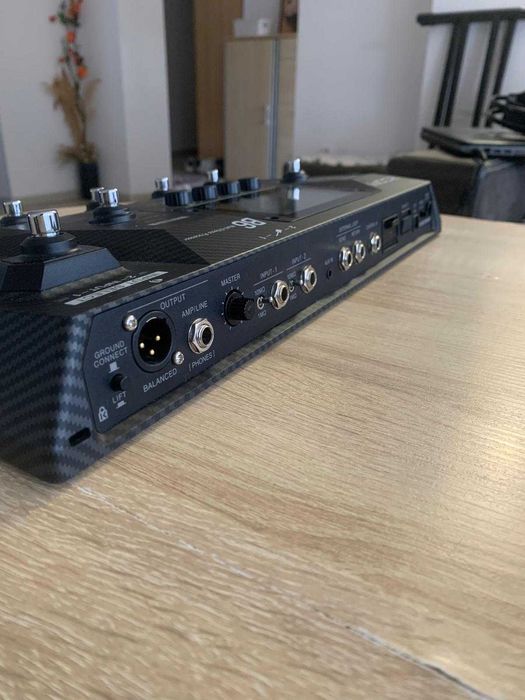 Zoom B6 Multi-efect pentru bas