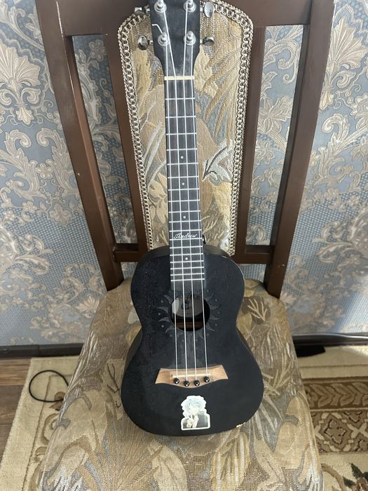 срочно продается укулеле