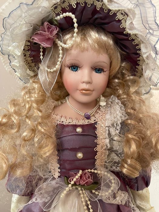 Порцеланова кукла със стойка