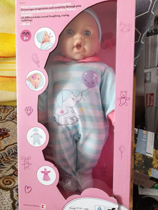 Кукла бебе и кукла с лекарски принадлежности