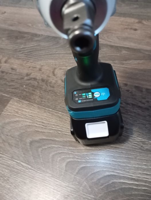 Autofiletanta pentru insurubat DTW 300 cu baterie de 6a NOU