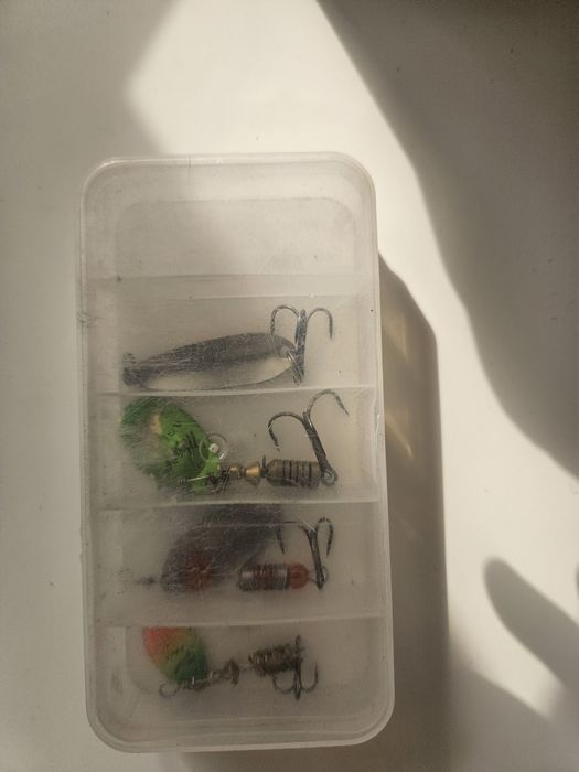Рыболовный контейнер со всеми приманками