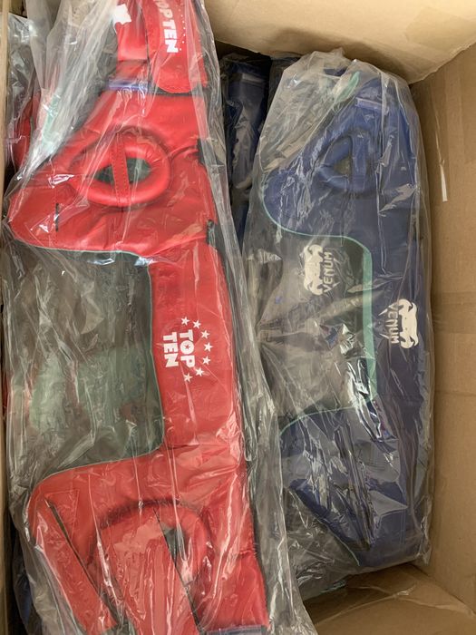 Боксерские перчатки.