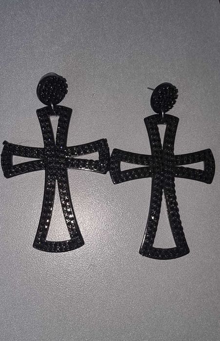 Бутикови обеци - черен кръст