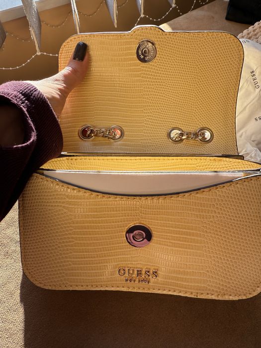 Жълта чанта на  Guess