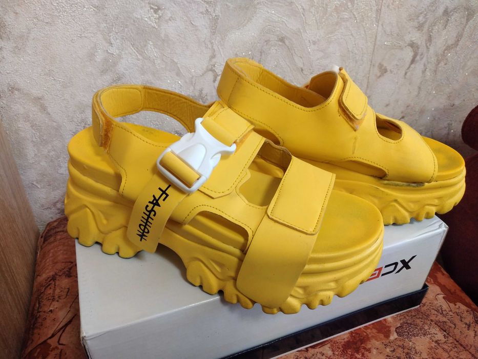 Продавам луксозни дамски обувки и жълто сабо.