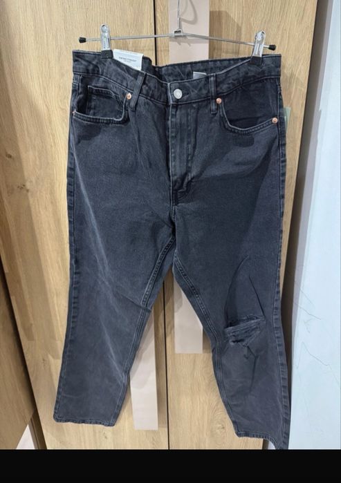 Blugi rupți in genunchi H&M