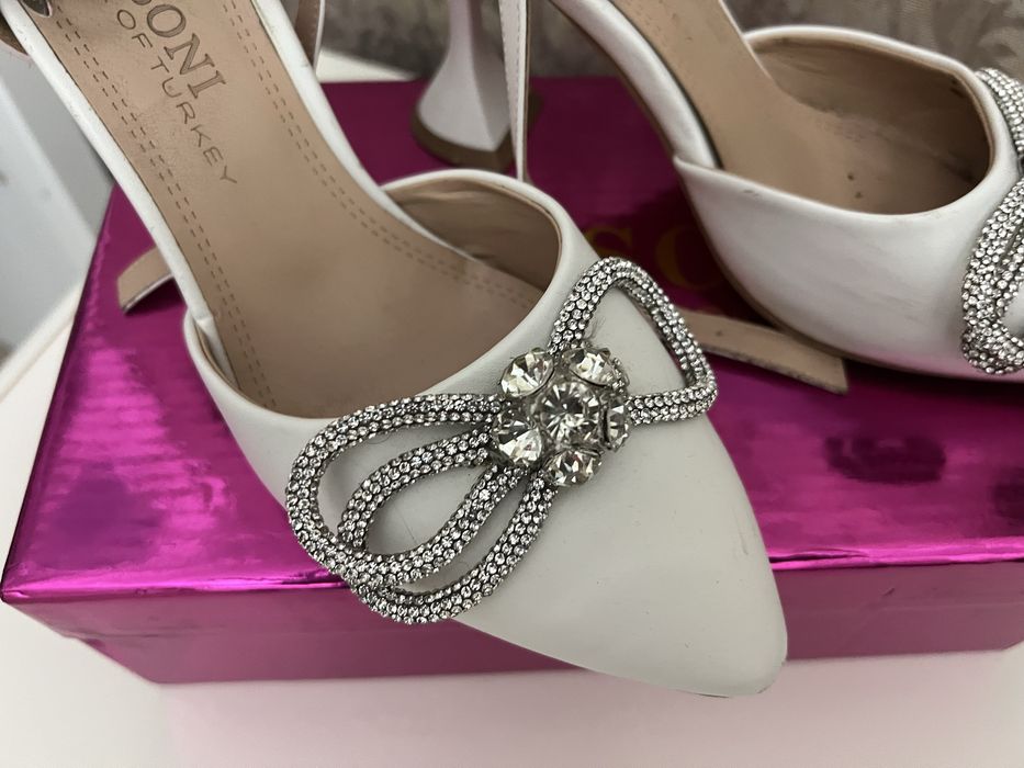 Женская обувь туфли.