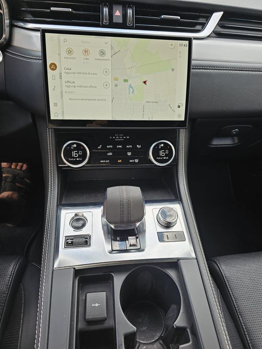 Vând Jaguar F-PACE 2021 R-DYNAMIC 2,0 D 204 CP HYBRID