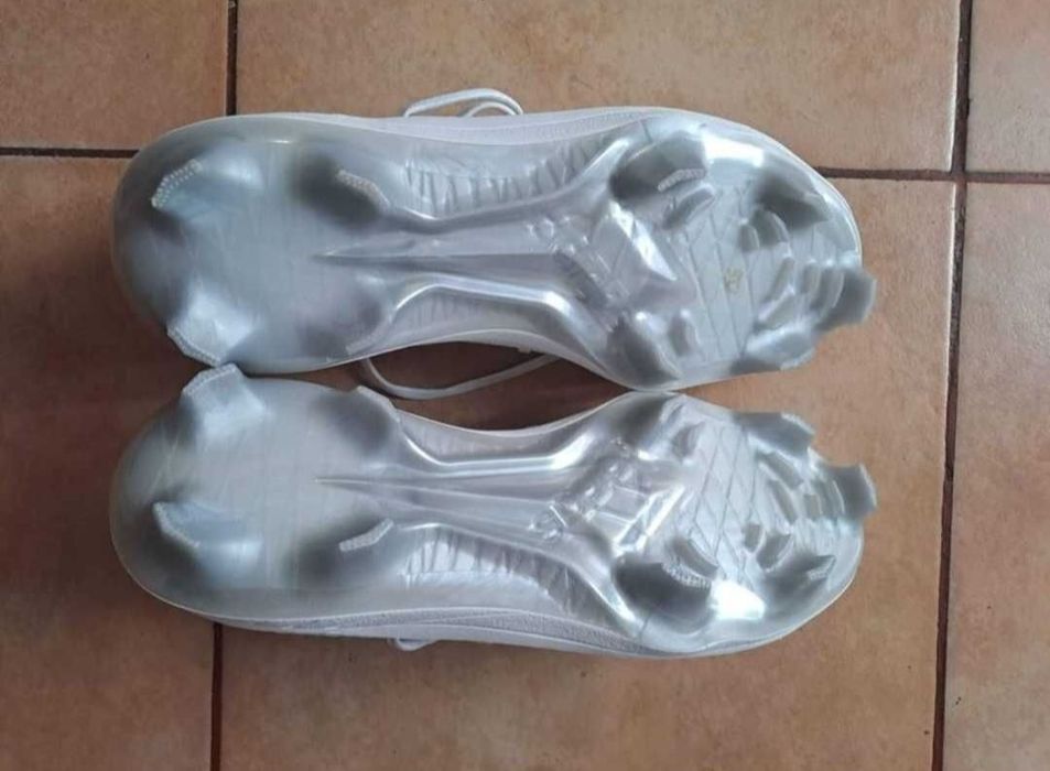 Ghete fotbal Adidas originale • Mărime 43,5 • Noi, nepurtate
• Noi-nou