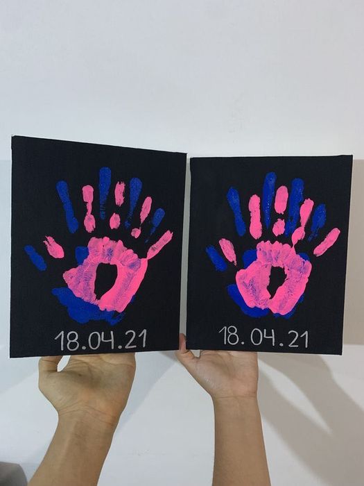 Отпечаток рук на холсте