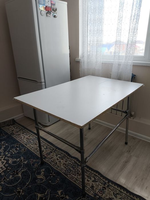 Кухонный стол  .