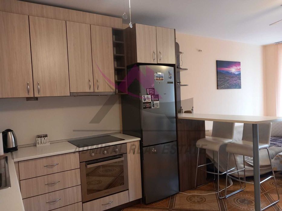 Дава се под наем Двустаен апартамент в к.к. Св.Св. Константин и Елена - 60 кв.м за 650 € - Снимка #1