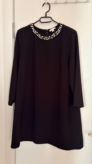 Черна рокля H&M, подходяща и за бременни