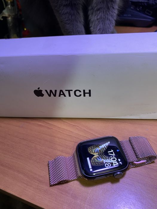 Продам Apple Watch SE
