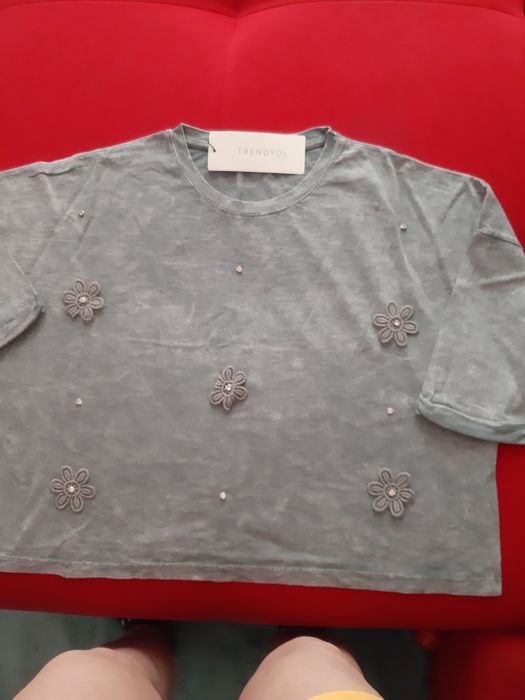 Tricou fete, gri, cu accesorii.