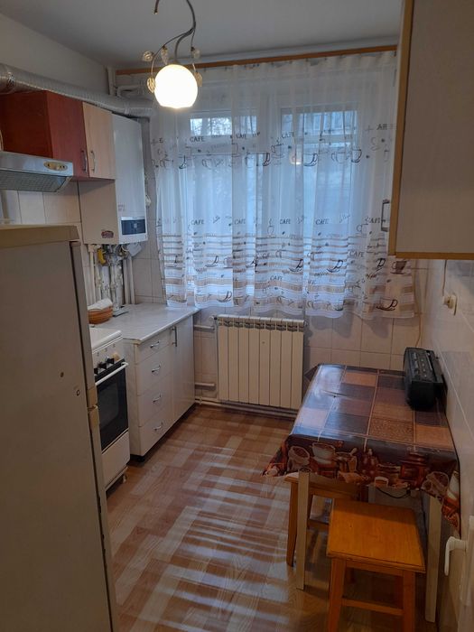 Propietar inchiriez apartament 3 camere ,etaj 1 Centru Complex Potcoava de aur