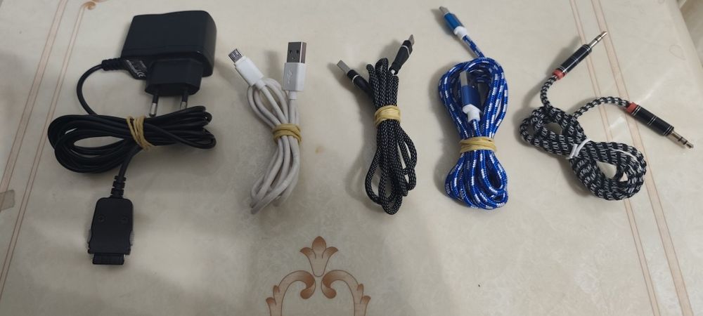 Отдам даром зарядное устройство и шнуры для зарядного устройства.
Все