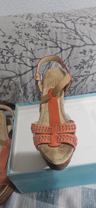 Продам босоножки