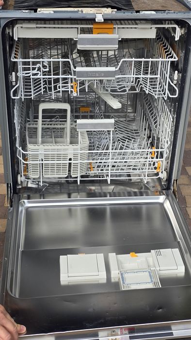 Съдомиялна Miele 14 комплекта Auto open 60 см