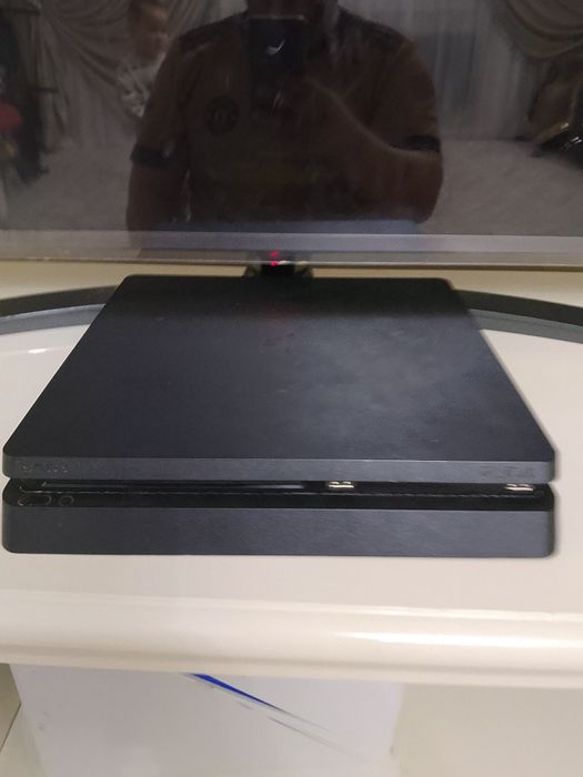 SonyPlaystation 4, 1-триобайт қара түсті.