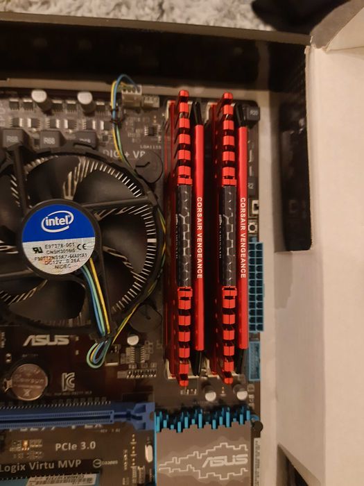 Vând kit placă de bază + procesor + RAM