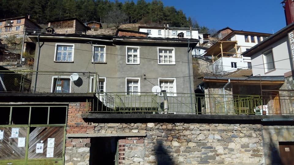 Триетажна къща в с. Забърдо