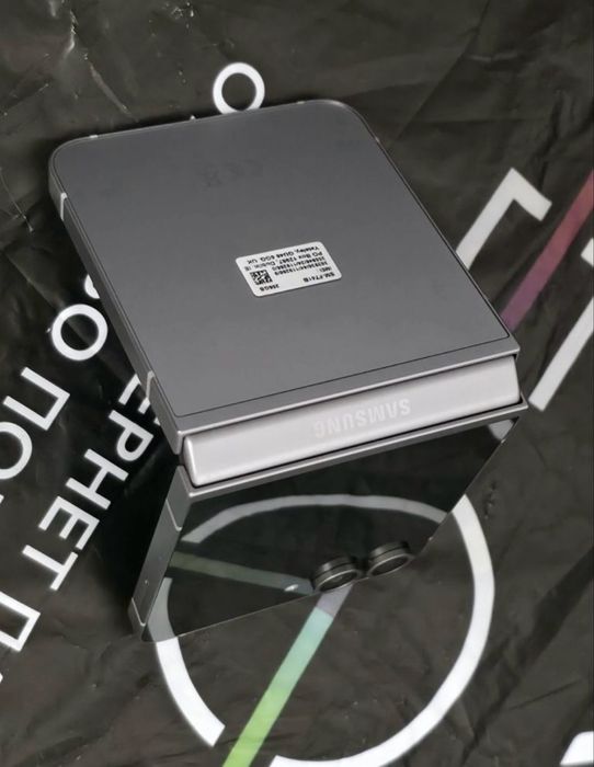 КАТО НОВ 256GB Samsung Z Flip 6 Гаранция Vivacom 2026г. Silver | Сив